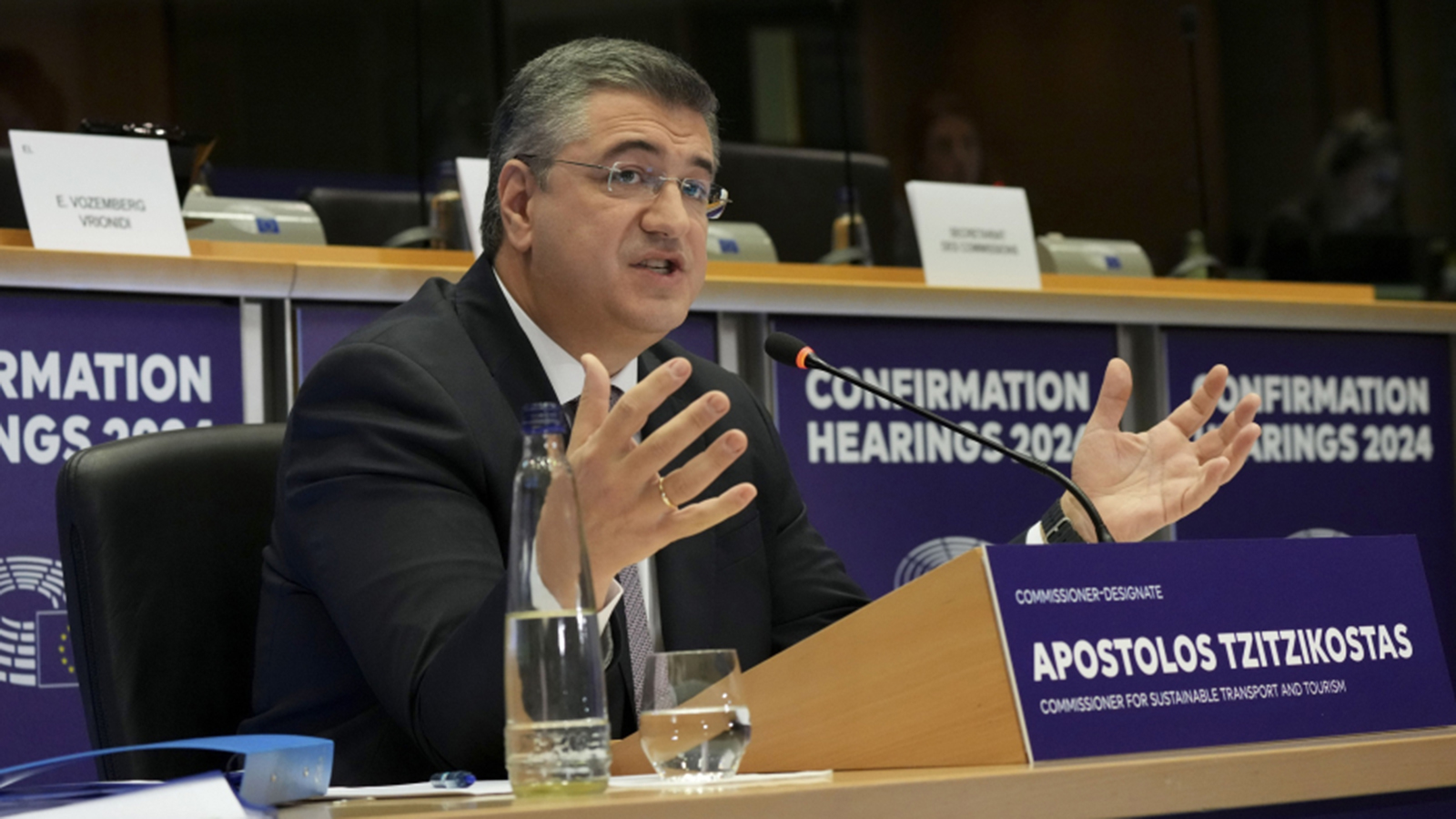 Ο Απόστολος Τζιτζικώστας προανήγγειλε την παραμονή βενζίνης/diesel μετά το 2035.